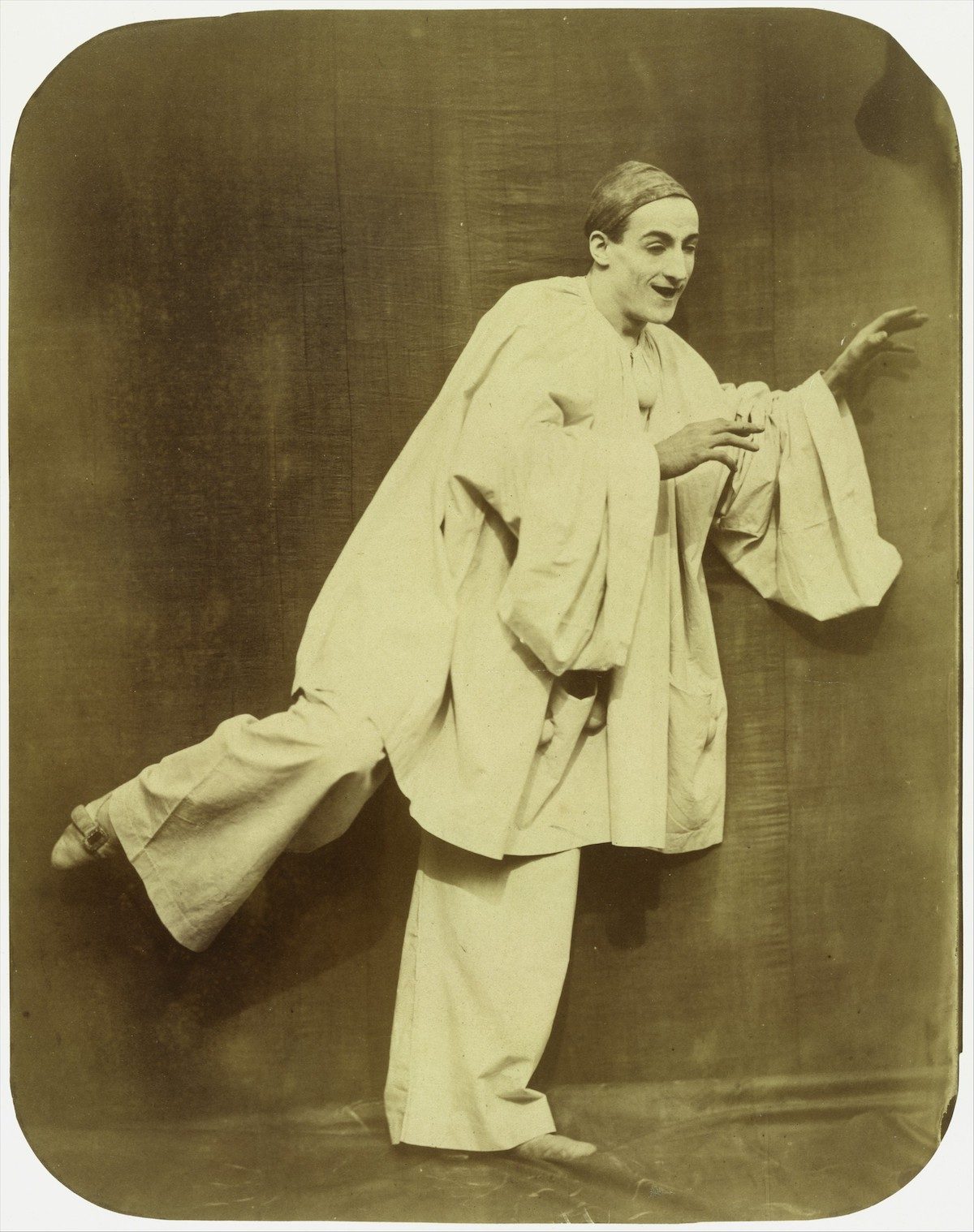 Charles_Deburau_-_Pierrot_écoutant,_by_Nadar,_1854-1855