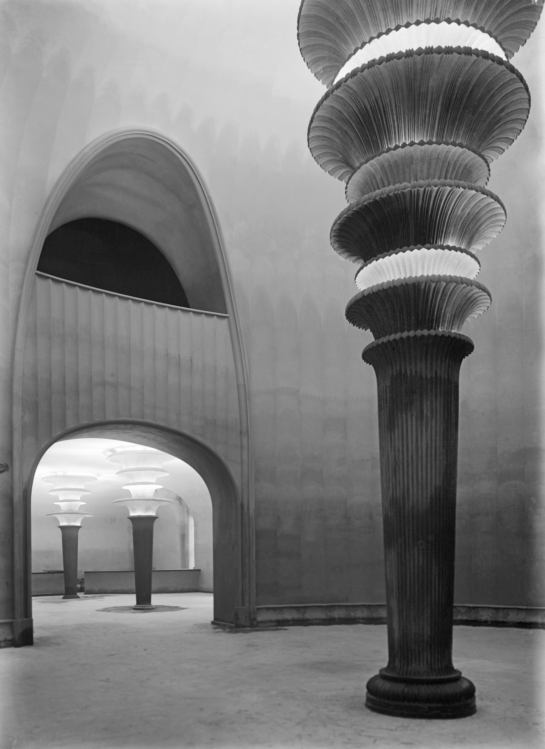 Großes Schauspielhaus von Hans Poelzig († 1936), Lichtsäulen im Foyer, Aufnahme um 1920
