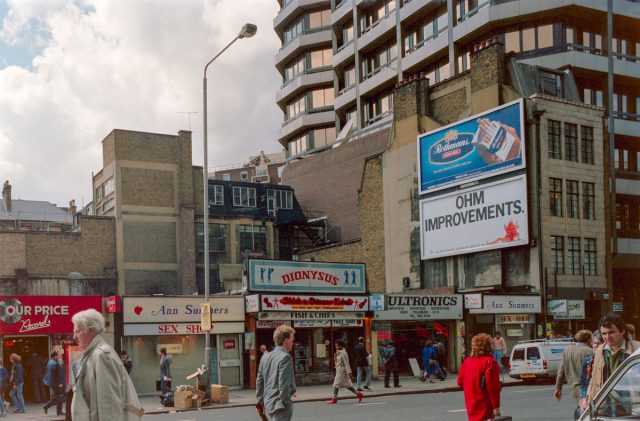 A Photographic Tour Of London S Fitzrovia In The Late 1980s Flashbak   Tottenham Court Rd Fitzrovia Camden 1986 640x421 