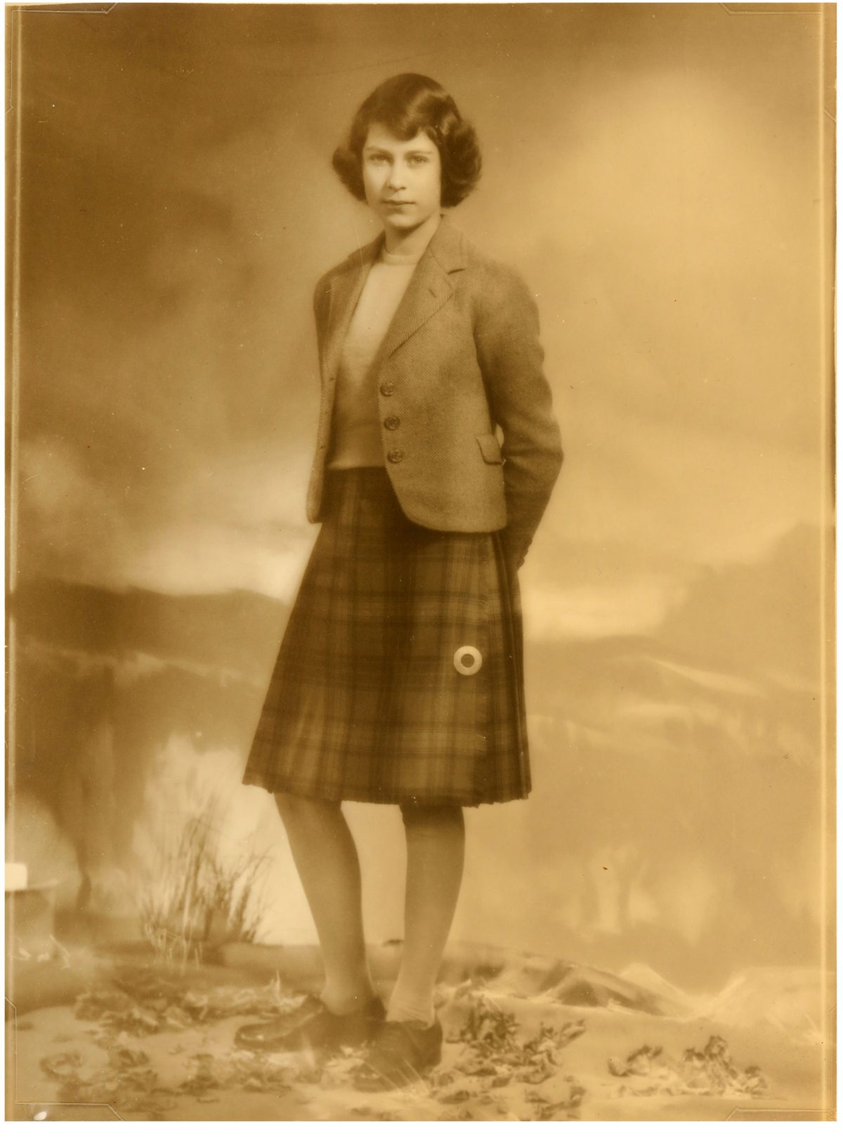 A teenage Princess Elizabeth does he best Queen of Scots pose in a kilt ...