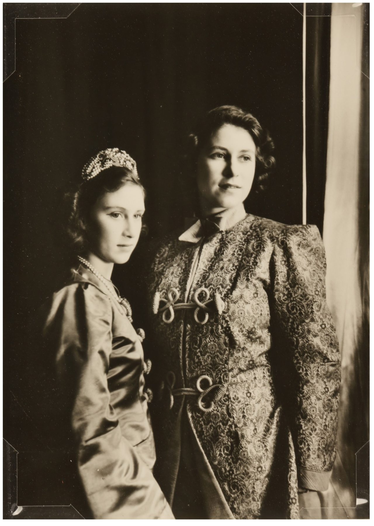 Princess Elizabeth and Princess Margaret dressed up as Aladdin in 1943 -  Flashbak