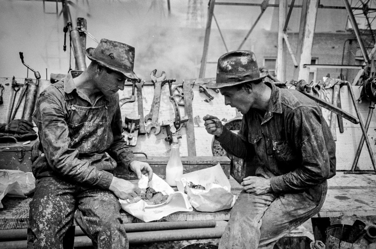 oil-roughnecks-texas-lunch-flashbak