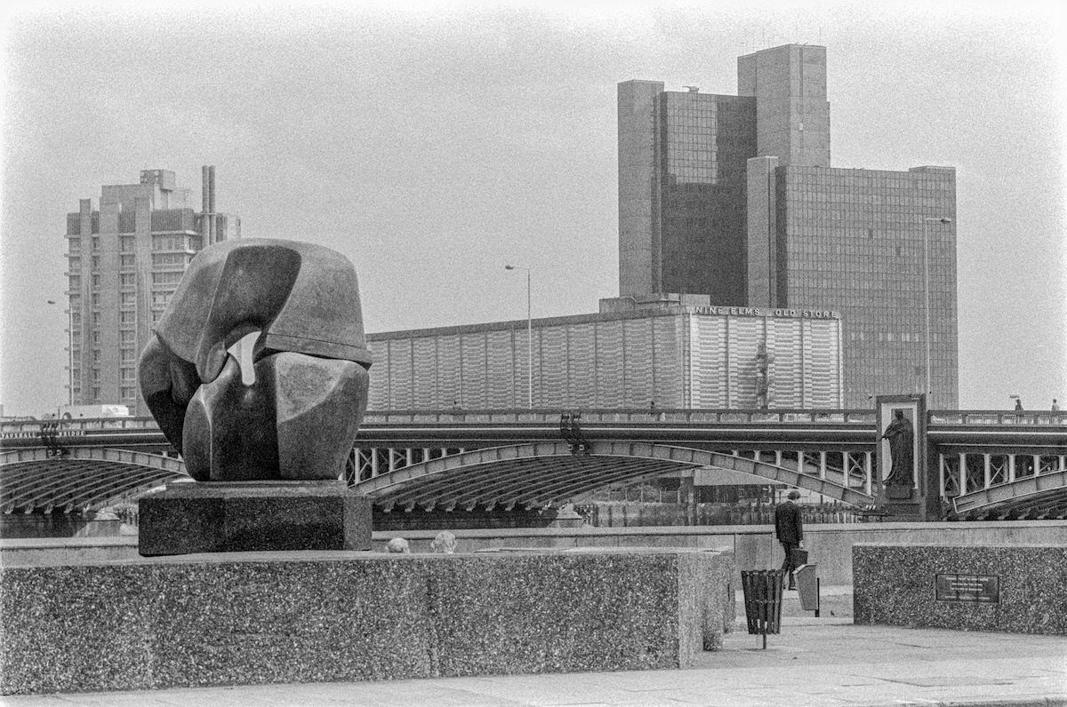 FOTOS DE VAUXHALL SUL DE LONDRES NOS ANOS 80 Artes & contextos Locking Piece Henry Moore sculpture Vauxhall Bridge Vauxhall from Millbank Westminster 1987
