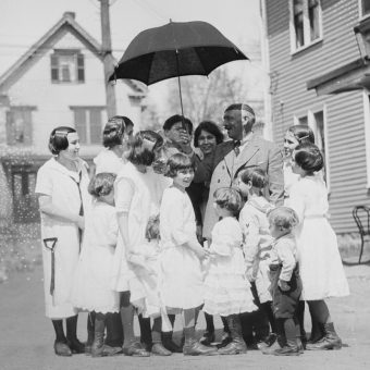 Photos of The Biggest Family in 1920s Boston – 13 Children And Counting