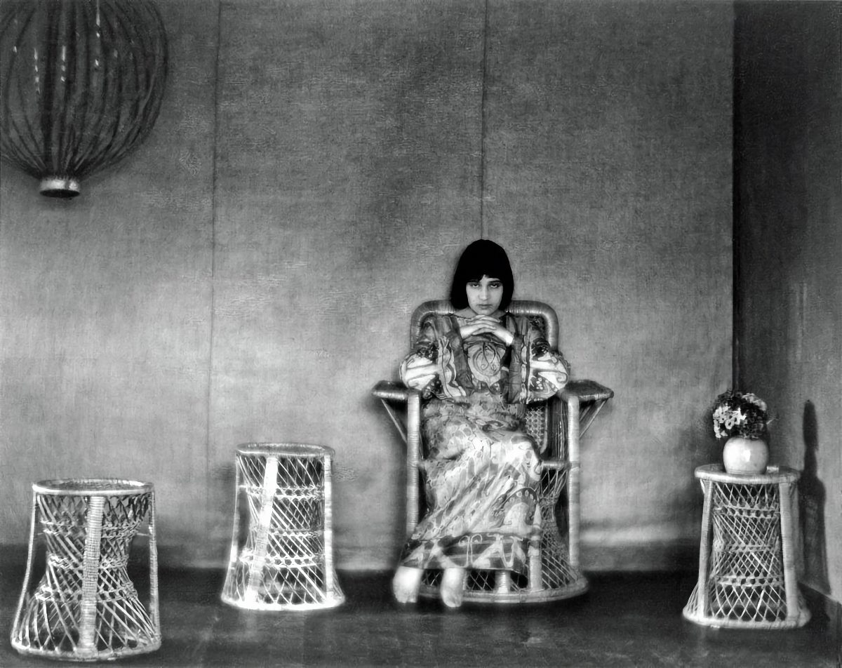 SEM DISTORÇÕES OU MANIPULAÇÕES – FOTOGRAFIA DE TINA MODOTTI Edward Weston Tina Modotti in Edward Westons photographic studio 1922 Glendale California