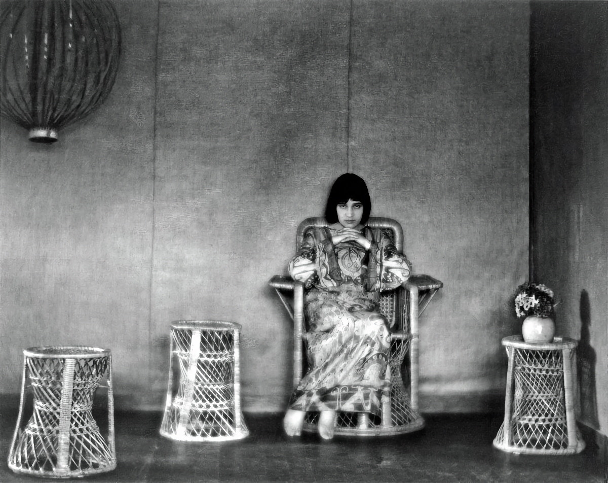 Edward-Weston-Tina-Modotti-in-Edward-Westons-photographic-studio-1922-Glendale-California.jpg
