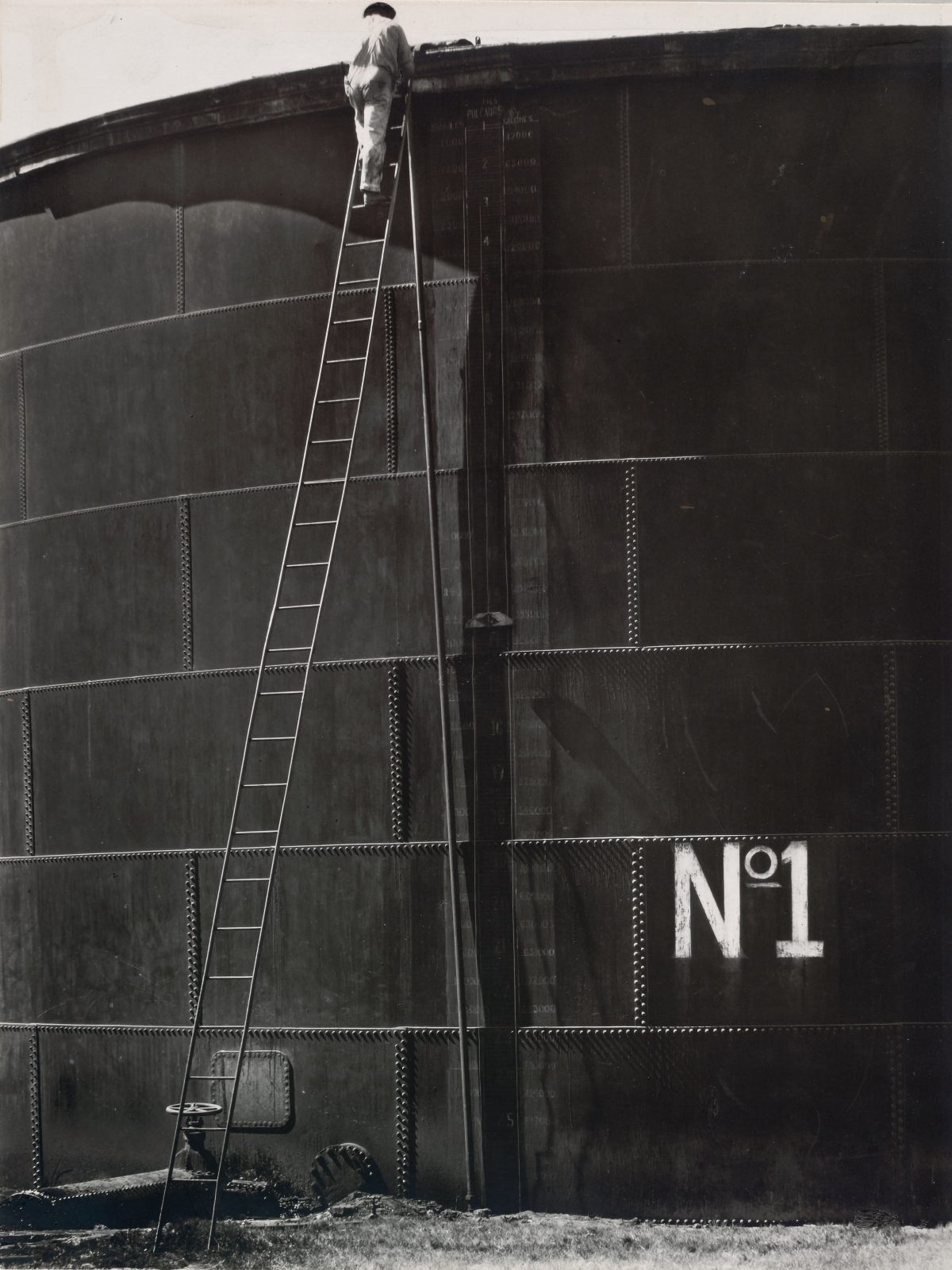 SEM DISTORÇÕES OU MANIPULAÇÕES – FOTOGRAFIA DE TINA MODOTTI Artes & contextos Tina Modotti Oil Tank 1927 small