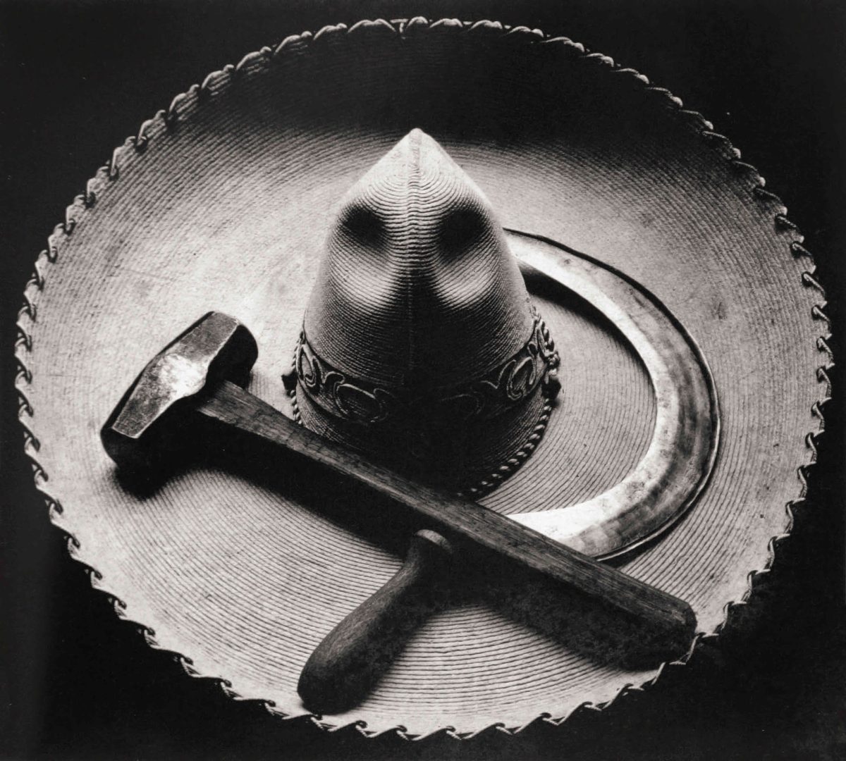 SEM DISTORÇÕES OU MANIPULAÇÕES – FOTOGRAFIA DE TINA MODOTTI Artes & contextos Tina Modotti Sombrero Hammer and Sickle 1927 small