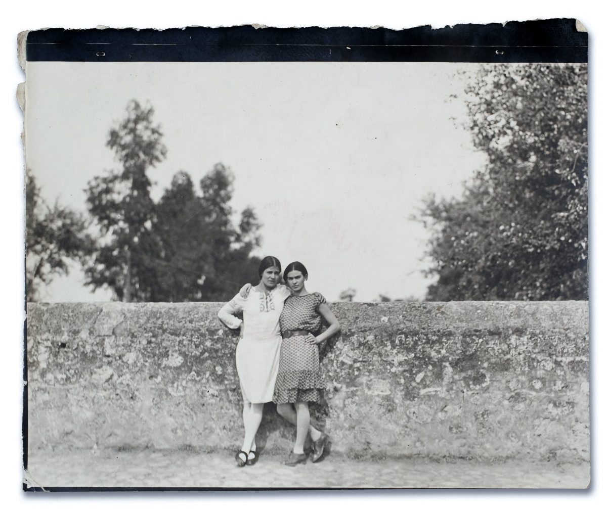 SEM DISTORÇÕES OU MANIPULAÇÕES – FOTOGRAFIA DE TINA MODOTTI Artes & contextos Tina Modotti e Frida Kahlo 1928 2