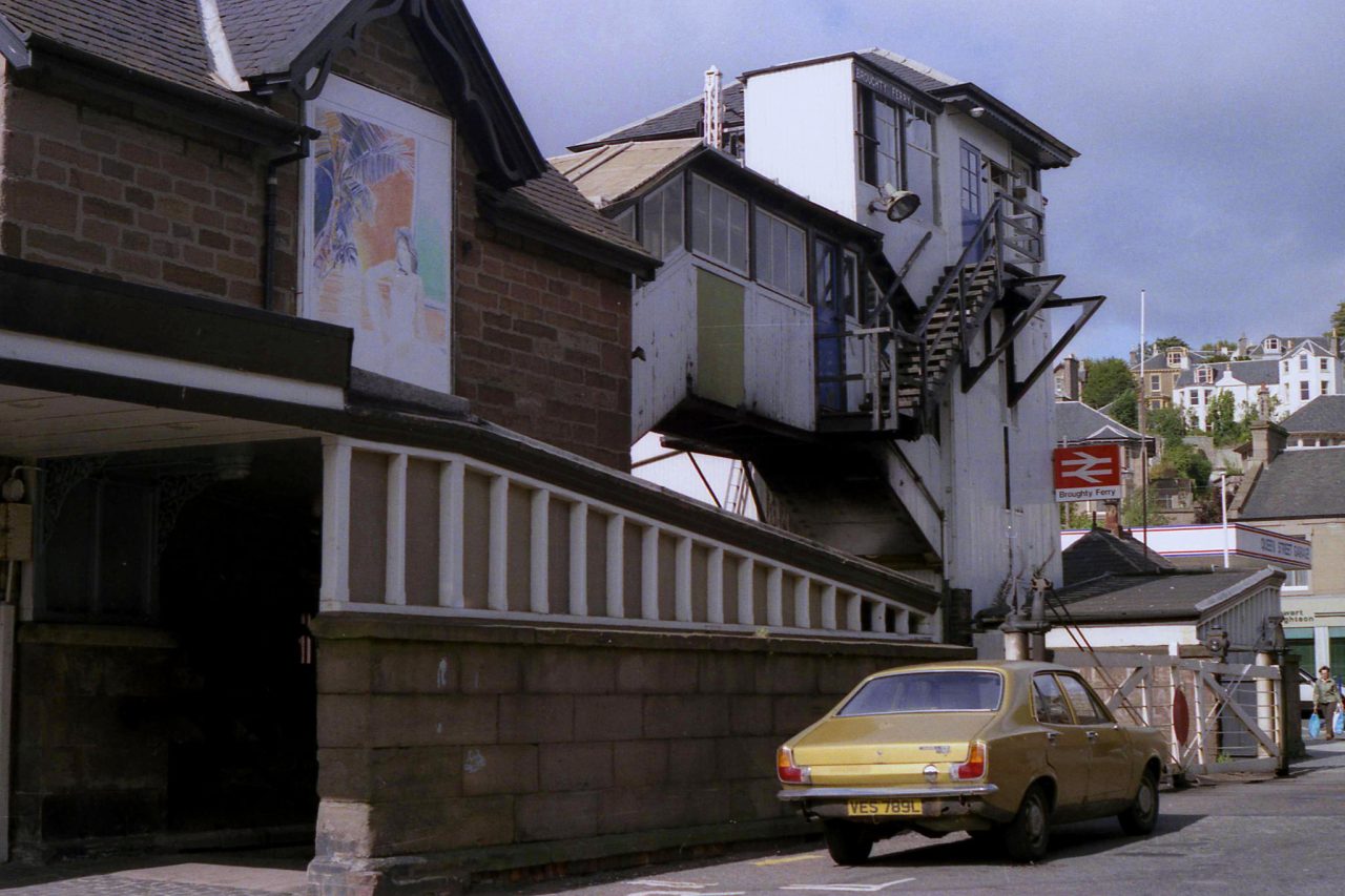 Broughty Ferry signal box (and signalman's car!) on 11 September 1984.