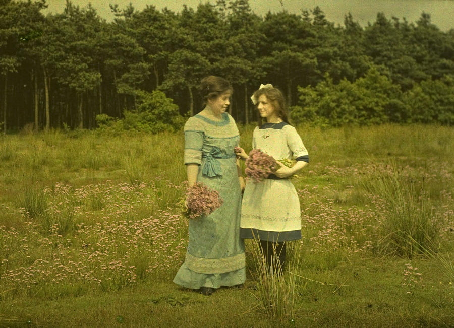 Charles Corbet, Mrs. Corbet and daughter on the heath c. 1910, autochrome 