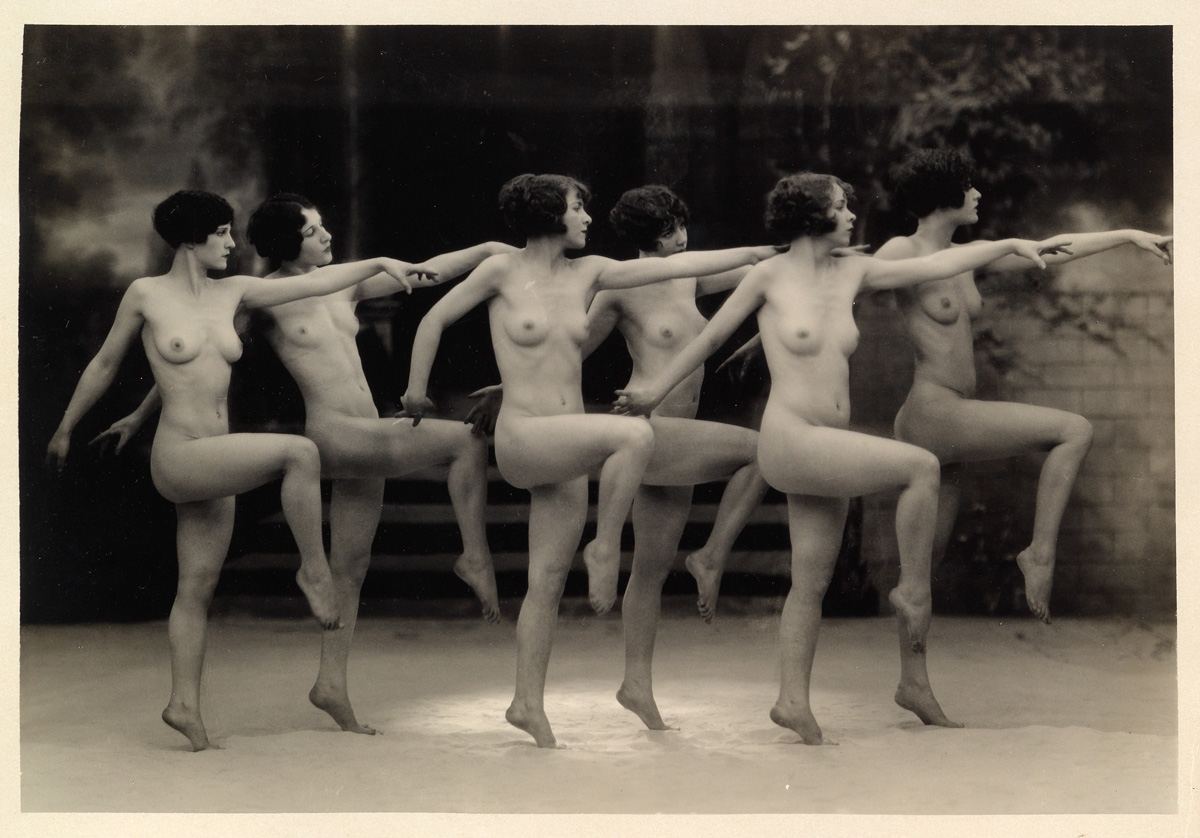 бесплатно голый женщина танец фото 65