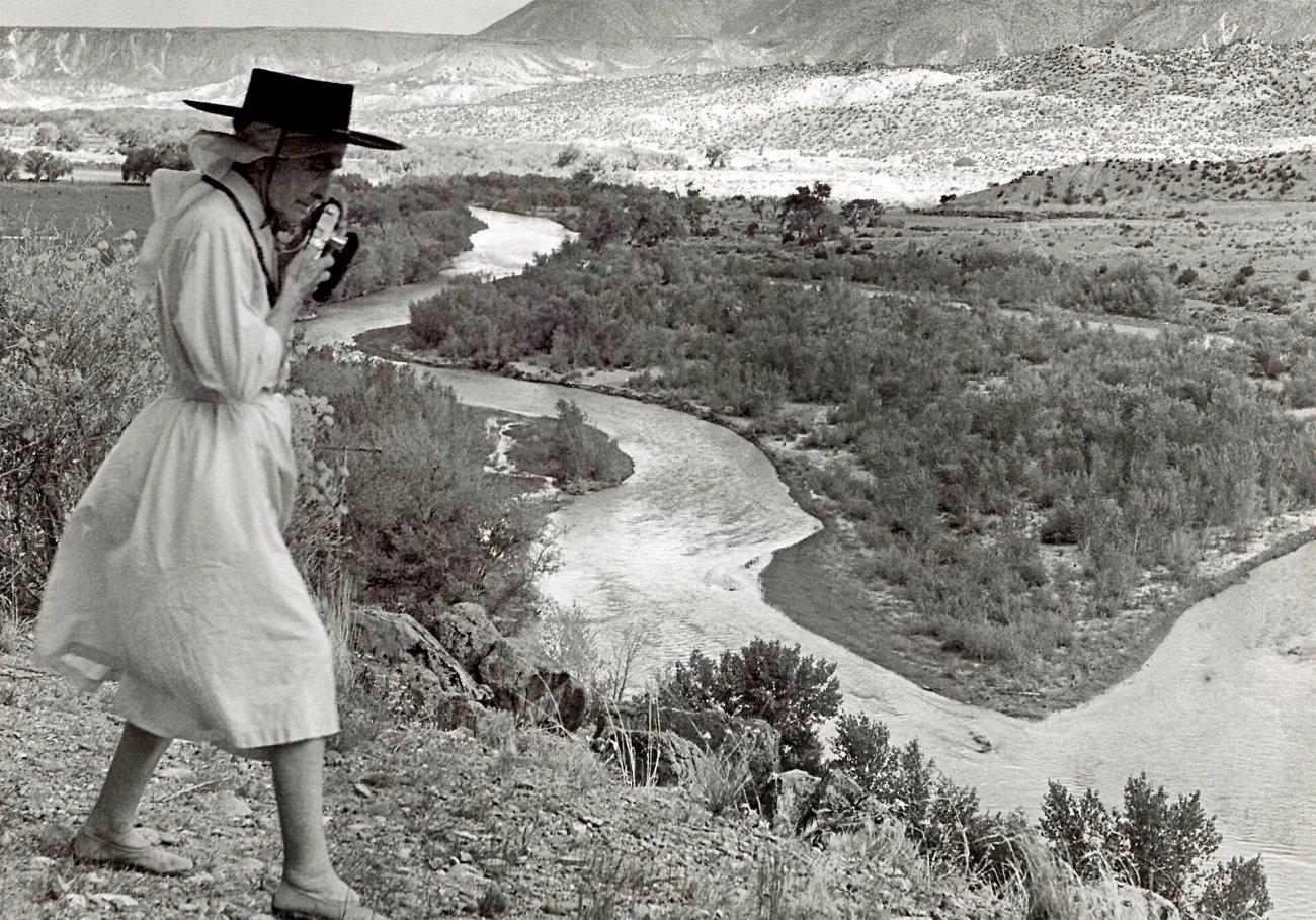 Georgia O Keeffe Photographs Seeing Infinity Flashbak   Todd Webb Georgia Okeeffe Photographing The Chama River 