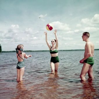 35 Colour Photographs of Mid-Century Canada Looking Fabulous