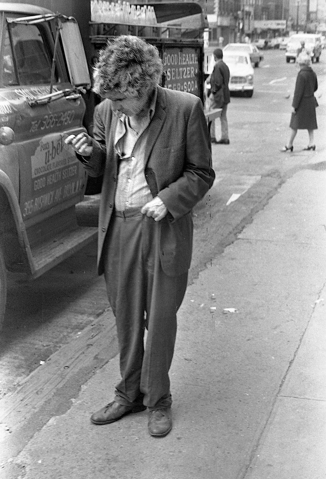 Whats This Man Checking It Out. 2nd Ave 1976 © Rich Allen 