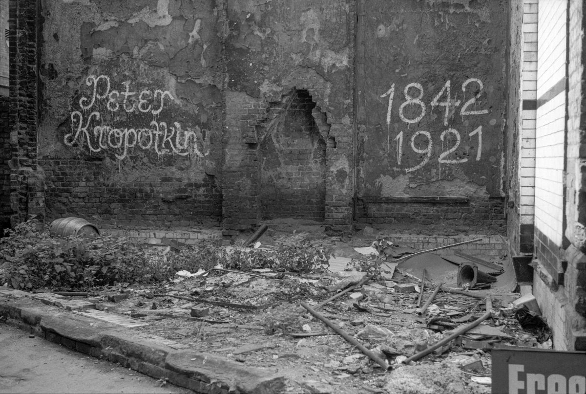 Freedom Alley, Whitechapel High St, Aldgate, Tower Hamlets. 1980 24l-34- wall, graffiti