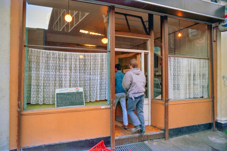 A Look Inside London Cafes and Greasy Spoons In the Early 1990s - Flashbak