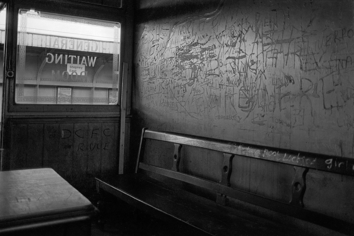 Stepney-East-Station-Tower-Hamlets.-1982-32a-15-station-railway-waiting-room-window-glass-etching-graffiti