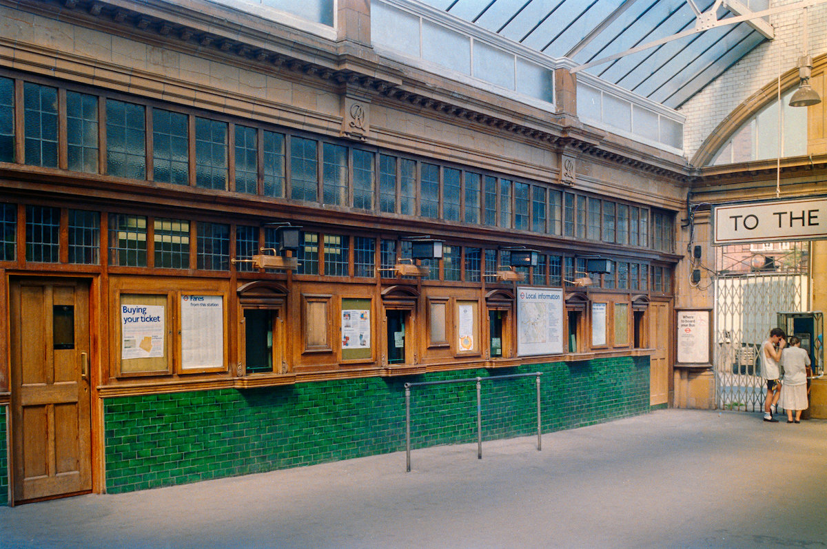 Ticket-Hall-Station-Fulham-Broadway-Fulham-Hammersmith-Fulham-1990.