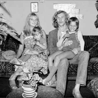 Photographer Photobombs Families In Their Homes (1973)