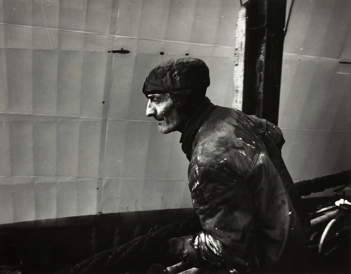 A shipyard worker handling a heavy wire hawser, Smith’s Dock, 1986. Photograph: Ian Macdonald