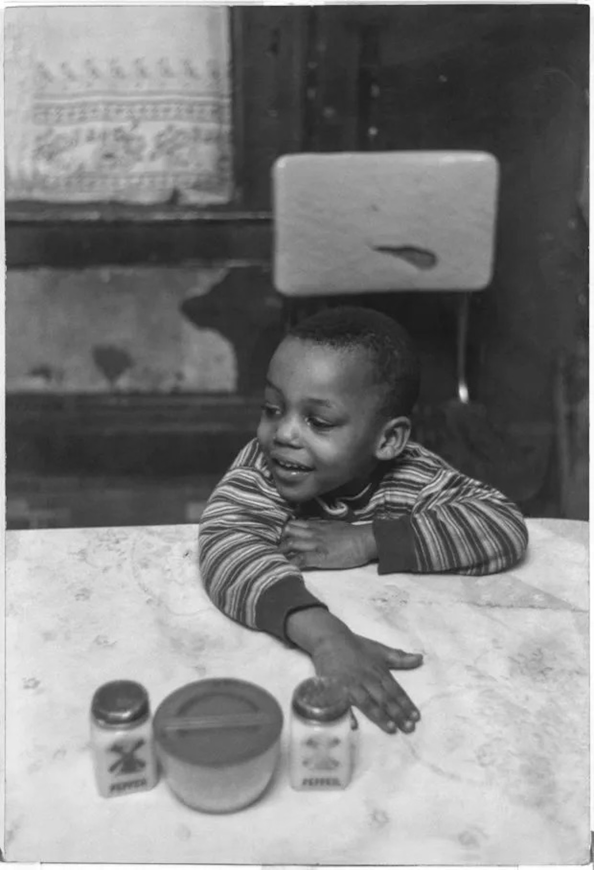 Roy DeCarava, Little Jerry at table, 1953