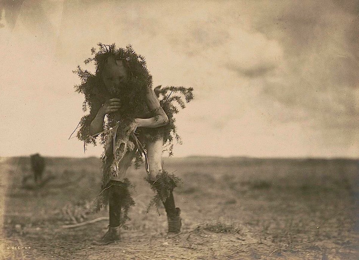 Edward S. Curtis. Tó Neinilii (Rain God), Yebichai ceremonial dancer, Navajo, 1904.