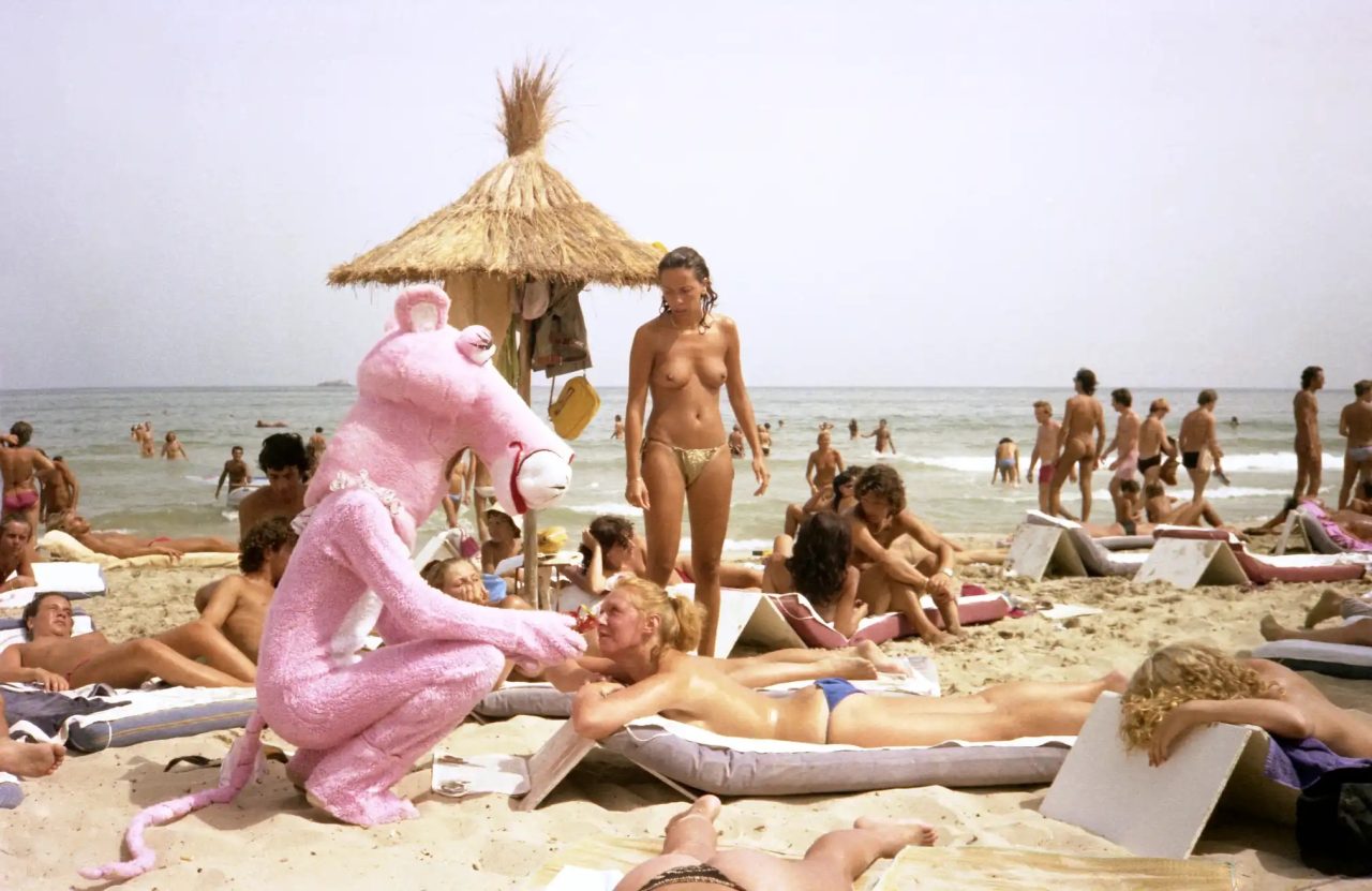La Pantera Rosa (the Pink Panther) of Pink Panther Bar in Es Canar promoting a night out to sunbathers in Playa D’en Bossa (1976)