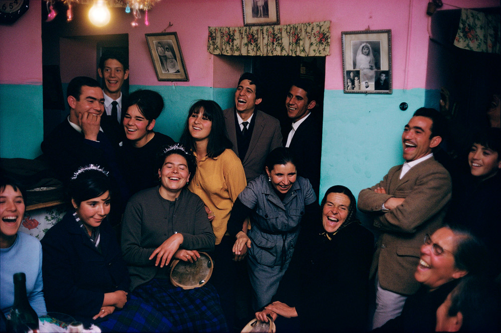 Escalona family and friends, Málaga, Spain, 1967 © Joel Meyerowitz