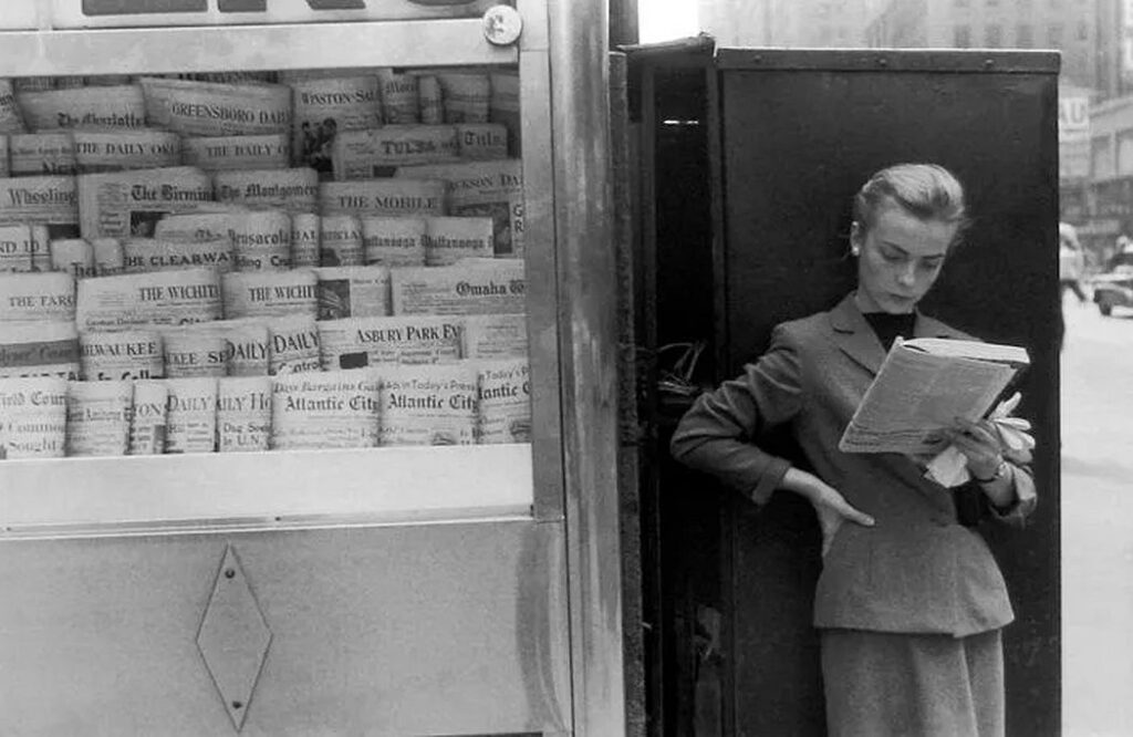 Louis Stettner 1922-2016 Elbowing Out of Town, News Stand, New York, 1954