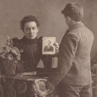 30 Hauntingly Beautiful Vintage Photographs of People With Vintage Photographs