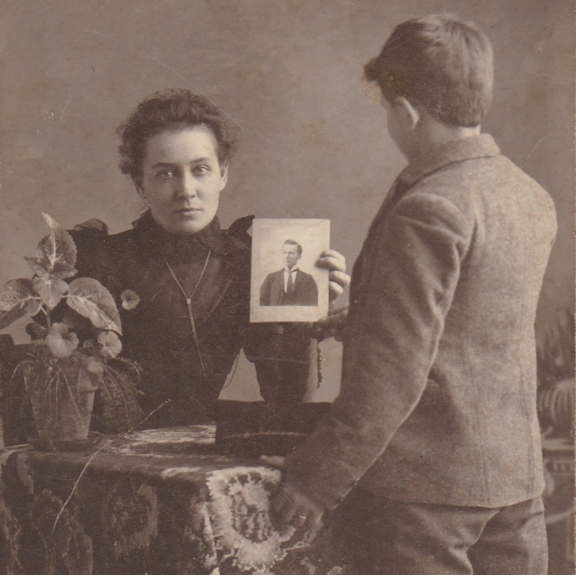 30 Hauntingly Beautiful Vintage Photographs of People With Vintage Photographs